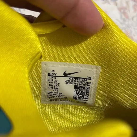 NIKE SpongeBob Discontinued Yellow  Sneakers Mint Condition Kids 6.5Y or Women 8