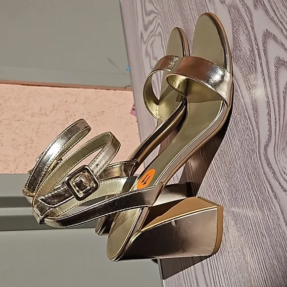 Nine west gold milday heele sandals size 11