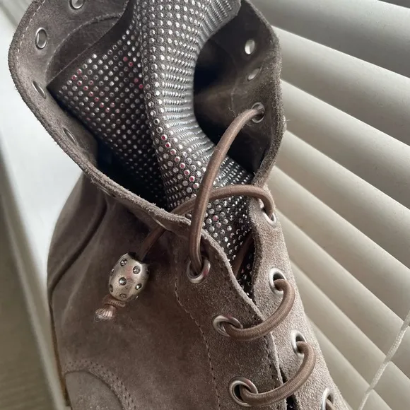 Now, made in Italy, these are AMAZING 🤩😻. I get compliments All the time. Suede