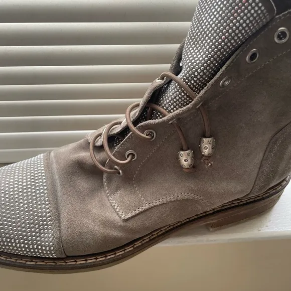 Now, made in Italy, these are AMAZING 🤩😻. I get compliments All the time. Suede
