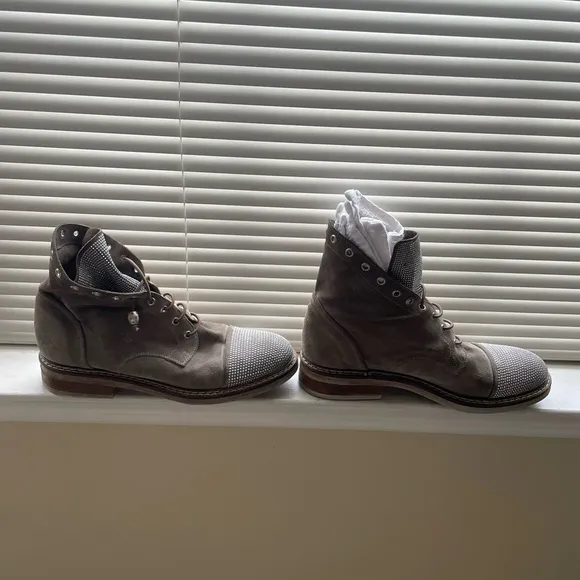 Now, made in Italy, these are AMAZING 🤩😻. I get compliments All the time. Suede