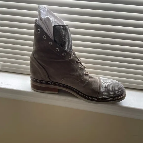 Now, made in Italy, these are AMAZING 🤩😻. I get compliments All the time. Suede