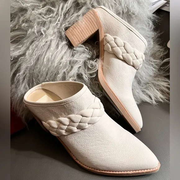 NWOB $140 Dolce Vita Suede Mules -Creme White