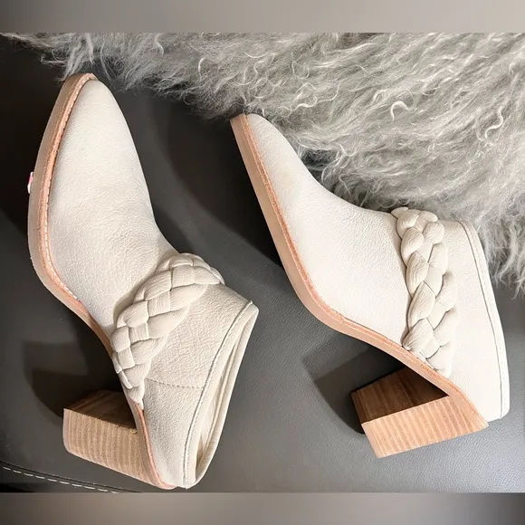 NWOB $140 Dolce Vita Suede Mules -Creme White