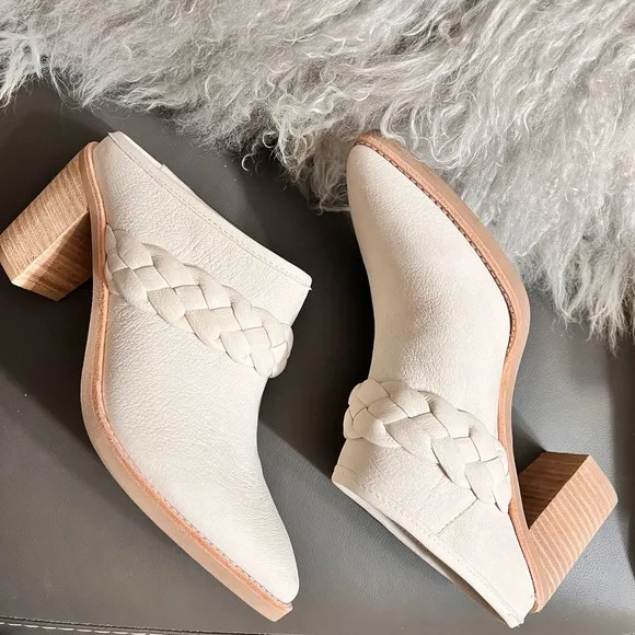 NWOB $140 Dolce Vita Suede Mules -Creme White