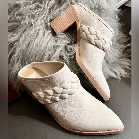NWOB $140 Dolce Vita Suede Mules -Creme White