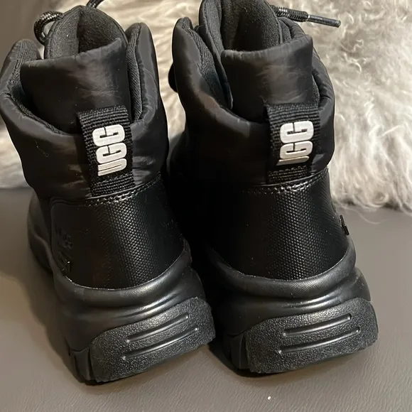 NWOB $160 UGG Womens Yose Puffer Lace Boot