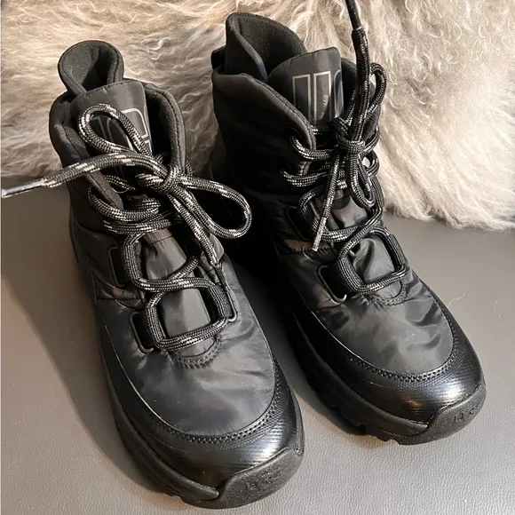 NWOB $160 UGG Womens Yose Puffer Lace Boot