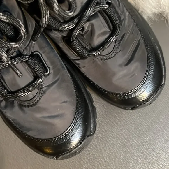 NWOB $160 UGG Womens Yose Puffer Lace Boot