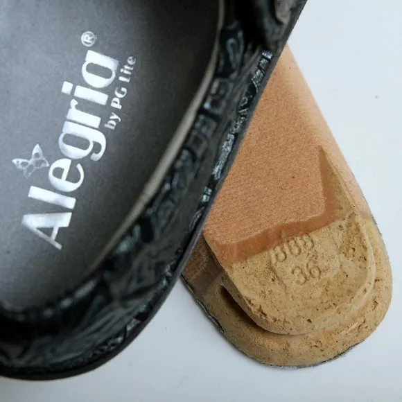 NWOT Alegria Deliah Navy Swish Shoes