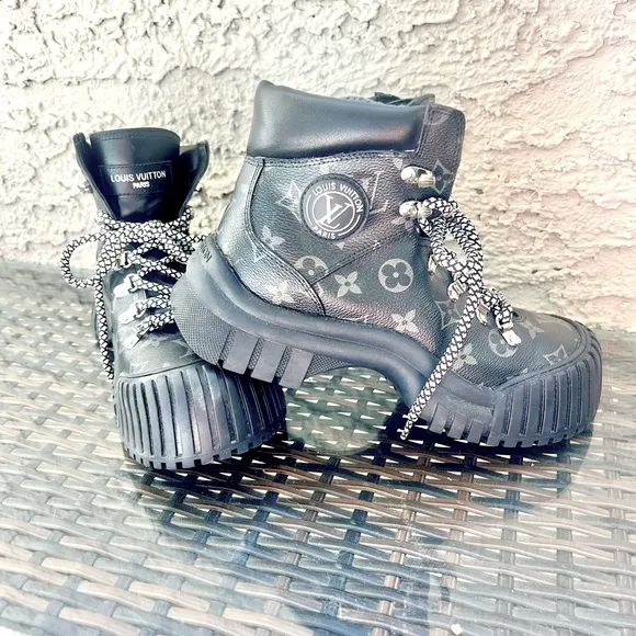 NWOT Beautiful Black w Gray Lettering Moto Boots sz 8