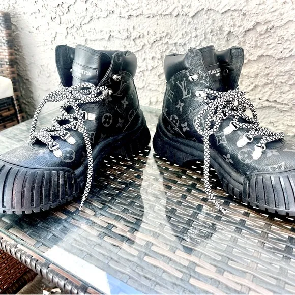 NWOT Beautiful Black w Gray Lettering Moto Boots sz 8