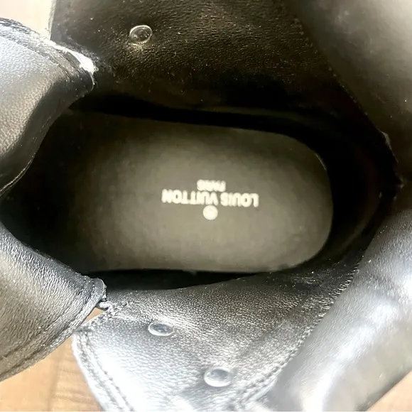 NWOT Beautiful Black w Gray Lettering Moto Boots sz 8