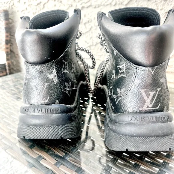 NWOT Beautiful Black w Gray Lettering Moto Boots sz 8