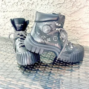 NWOT Beautiful Black w Gray Lettering Moto Boots sz 8