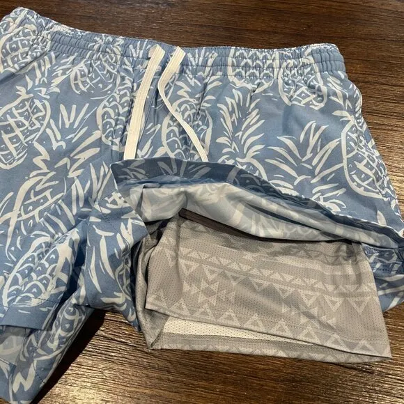NWOT Chubbies Sz L The Thigh-Napples 4&quot; Lined Classic Swim Trunk Blue Pineapples
