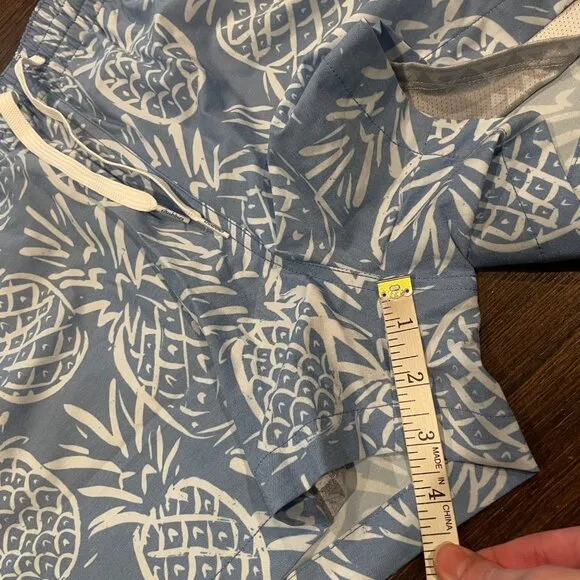 NWOT Chubbies Sz L The Thigh-Napples 4&quot; Lined Classic Swim Trunk Blue Pineapples
