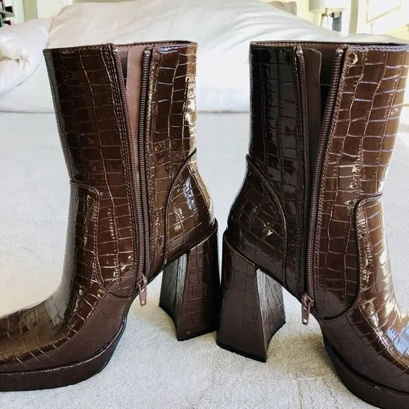 NWOT Forever21 Faux Alligator Print Platform Ankle Boots