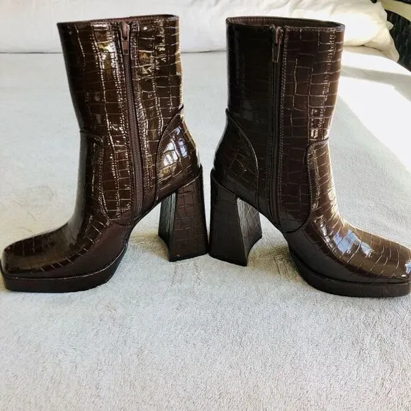 NWOT Forever21 Faux Alligator Print Platform Ankle Boots