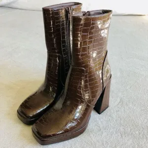NWOT Forever21 Faux Alligator Print Platform Ankle Boots