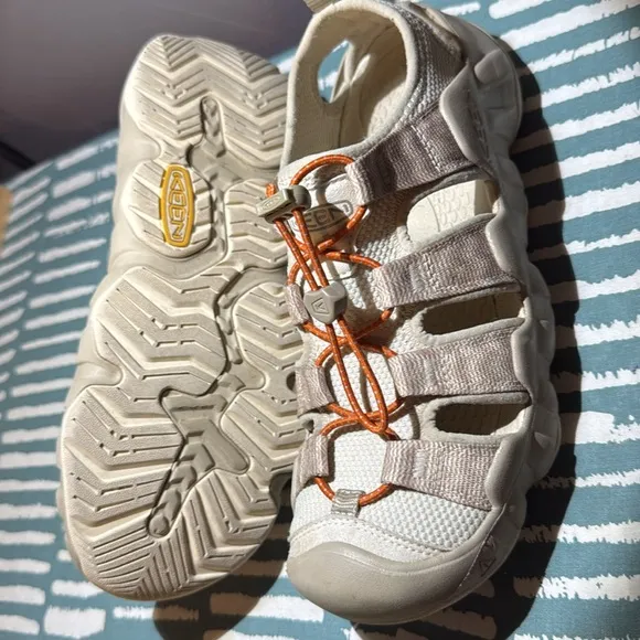 NWOT KEEN ATHLETIC/HIKING/OUTDOORS SHOES SIZE 9.5 SLIP ON ADJUSTABLE LACES