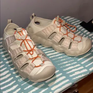 NWOT KEEN ATHLETIC/HIKING/OUTDOORS SHOES SIZE 9.5 SLIP ON ADJUSTABLE LACES