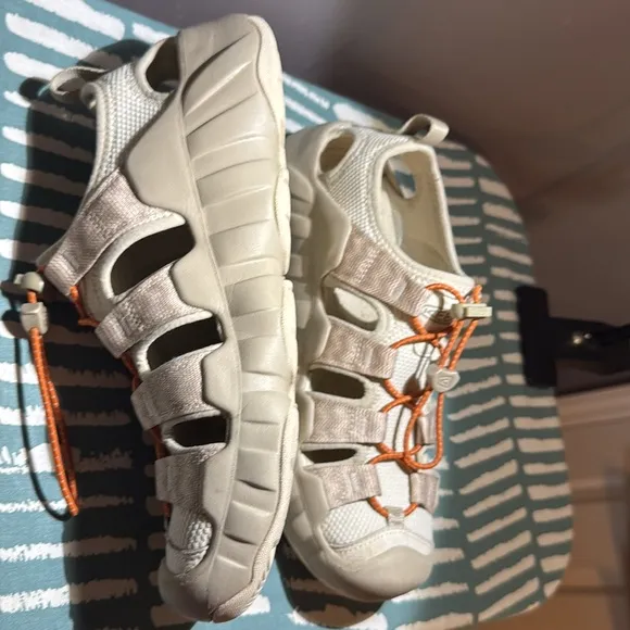 NWOT KEEN ATHLETIC/HIKING/OUTDOORS SHOES SIZE 9.5 SLIP ON ADJUSTABLE LACES
