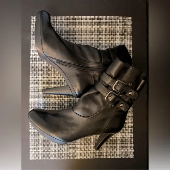 NWOT Stuart Weitzman Buckeroo Black Leather Double Buckle Heeled Boots