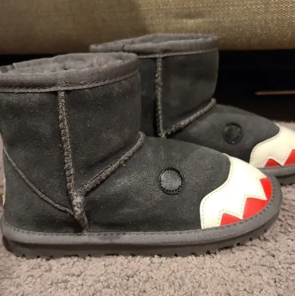 NWOT Ugg Australia SHARK boots