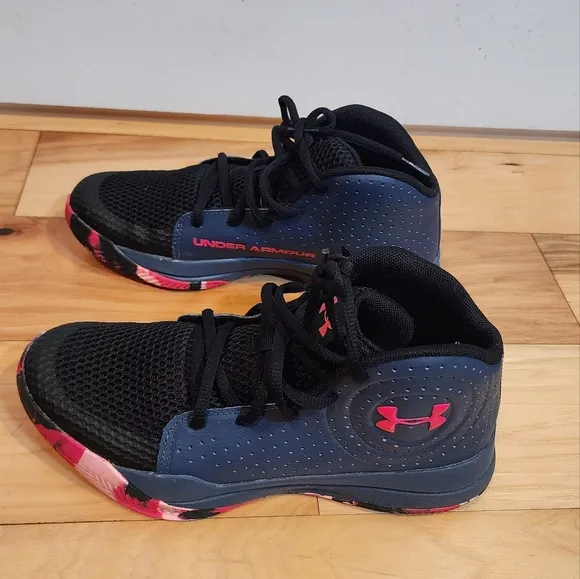 NWOT Under Armout Jet Gray and pink unisex sneakers 5.5Y