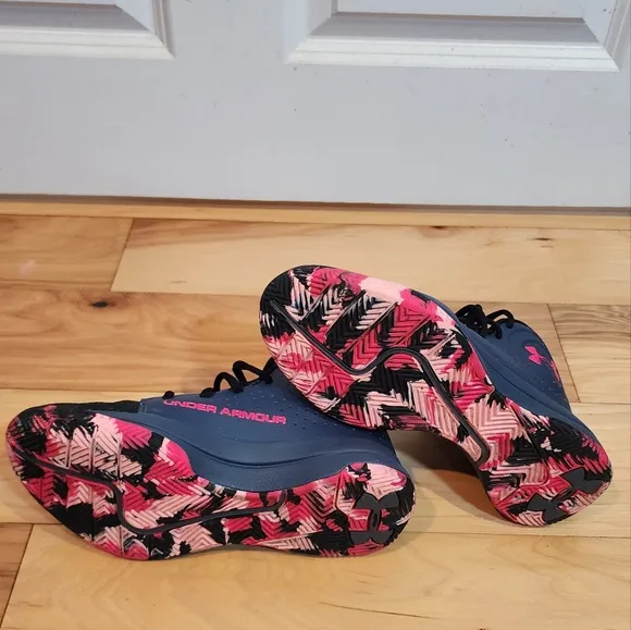 NWOT Under Armout Jet Gray and pink unisex sneakers 5.5Y