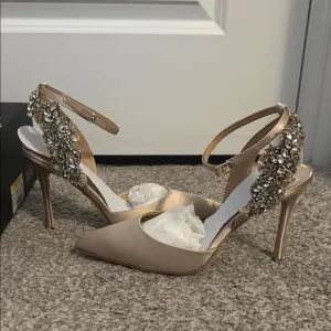 NWT Badgley Mischka Tan Stiletto Heels with Crystal Embellishments