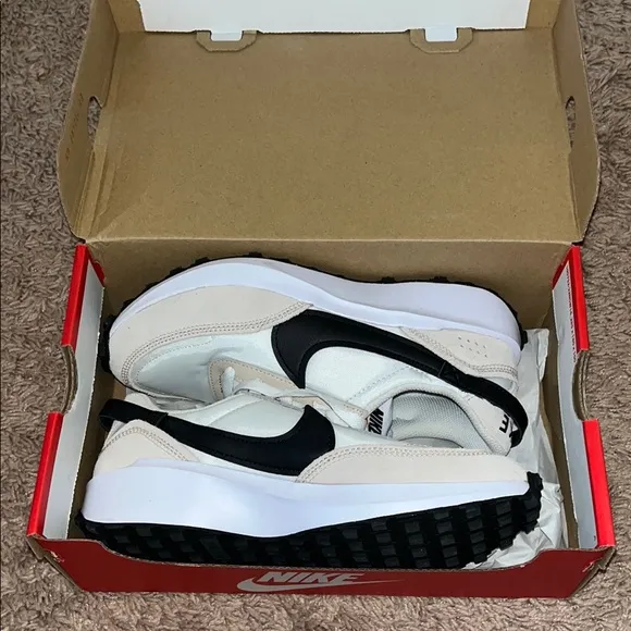 NWT NIB Nike White and Black Sneakers waffle debut Mom shoes everyday casual