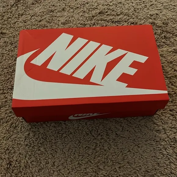 NWT NIB Nike White and Black Sneakers waffle debut Mom shoes everyday casual