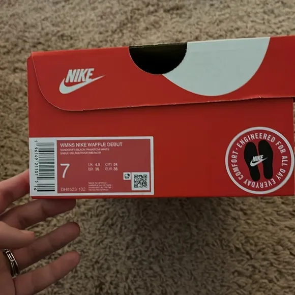 NWT NIB Nike White and Black Sneakers waffle debut Mom shoes everyday casual