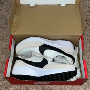 NWT NIB Nike White and Black Sneakers waffle debut Mom shoes everyday casual