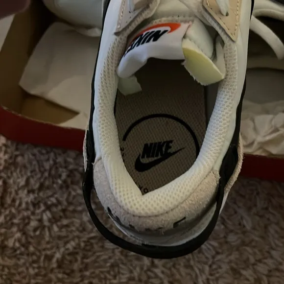 NWT NIB Nike White and Black Sneakers waffle debut Mom shoes everyday casual
