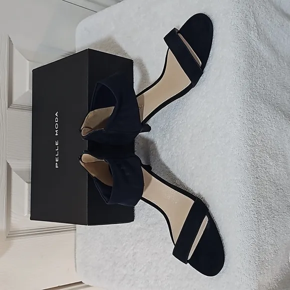 NWT Pelle Moda Elvi Suede Sandal.  Kid Suede 7.5 M Mushroom w 2.1/4&quot; Heel