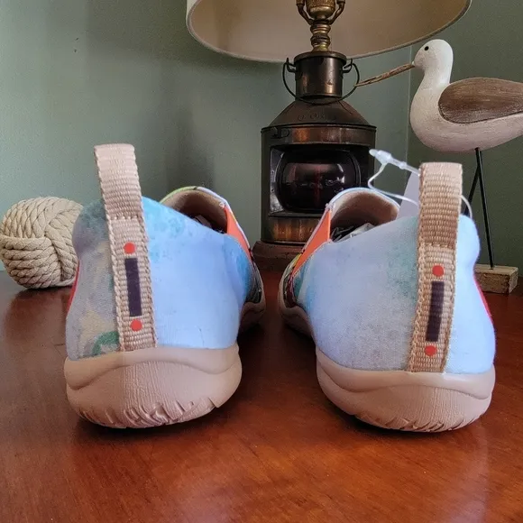 NWT UIN Women's Size 7 Slip on Travel Shoes Serene Afternoon Toledo I