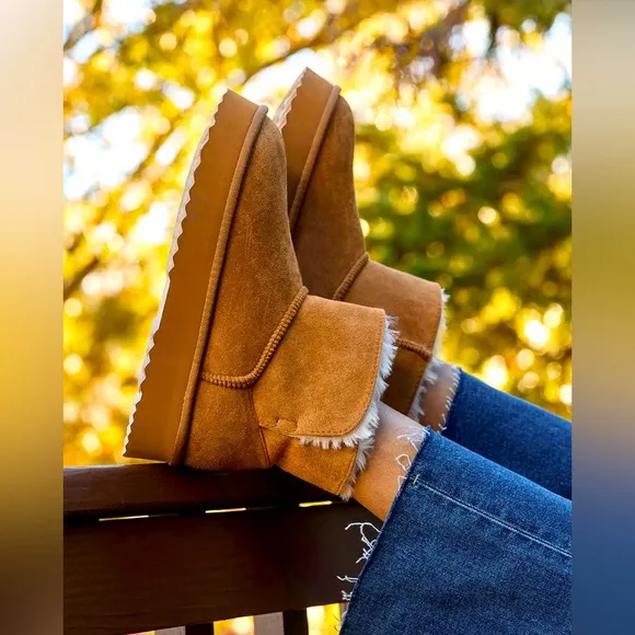 NWT Vici Suede Fur Lined Ankle Boots