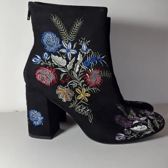 Olivia Miller Springfield Embroidered Black Velvet Chunk Ankle Boots Wmn's Sz 10