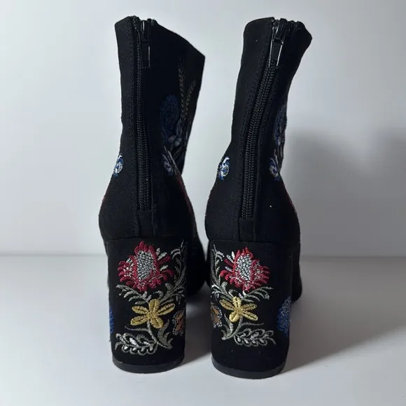 Olivia Miller Springfield Embroidered Black Velvet Chunk Ankle Boots Wmn's Sz 10