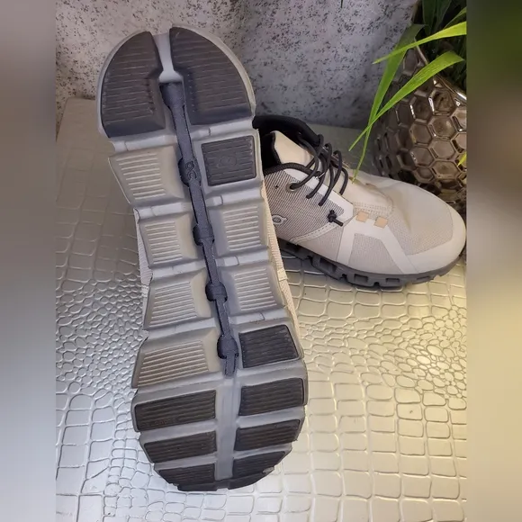 On Running Cloud 5 Waterproof In Pearl White Athletic Shoes Size 9 Women