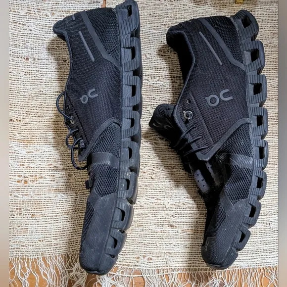 On Running Cloud 5 Waterproof Running Shoes Men's Size 10.5 in ALL BLACK