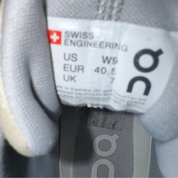 On Running Women’s Sz 9 Cloud Hi Sneakers Glacier Gray Cream Shoes Hi-top