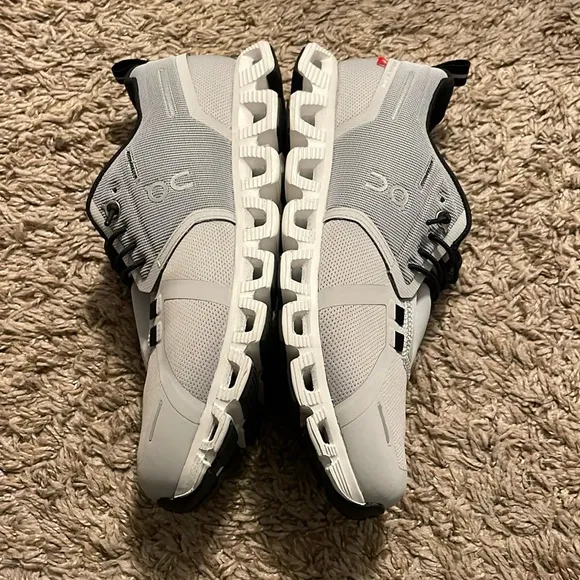 ONCloud 5 Waterproof Running Shoes NWOT
