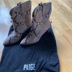 Paige snakeskin boots with decorative zipper size 8