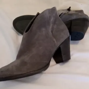 Paul Green Women's Size 6 Gray Heeled Ankle Boots. Made in Austria.  Leather
