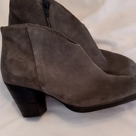 Paul Green Women's Size 6 Gray Heeled Ankle Boots. Made in Austria.  Leather
