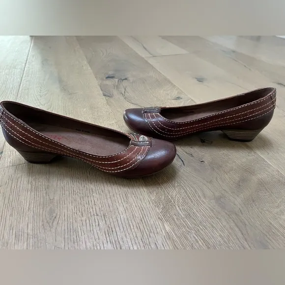 Pikolinos gorgeous brown leather low heeled women’s shoes in size 6.5